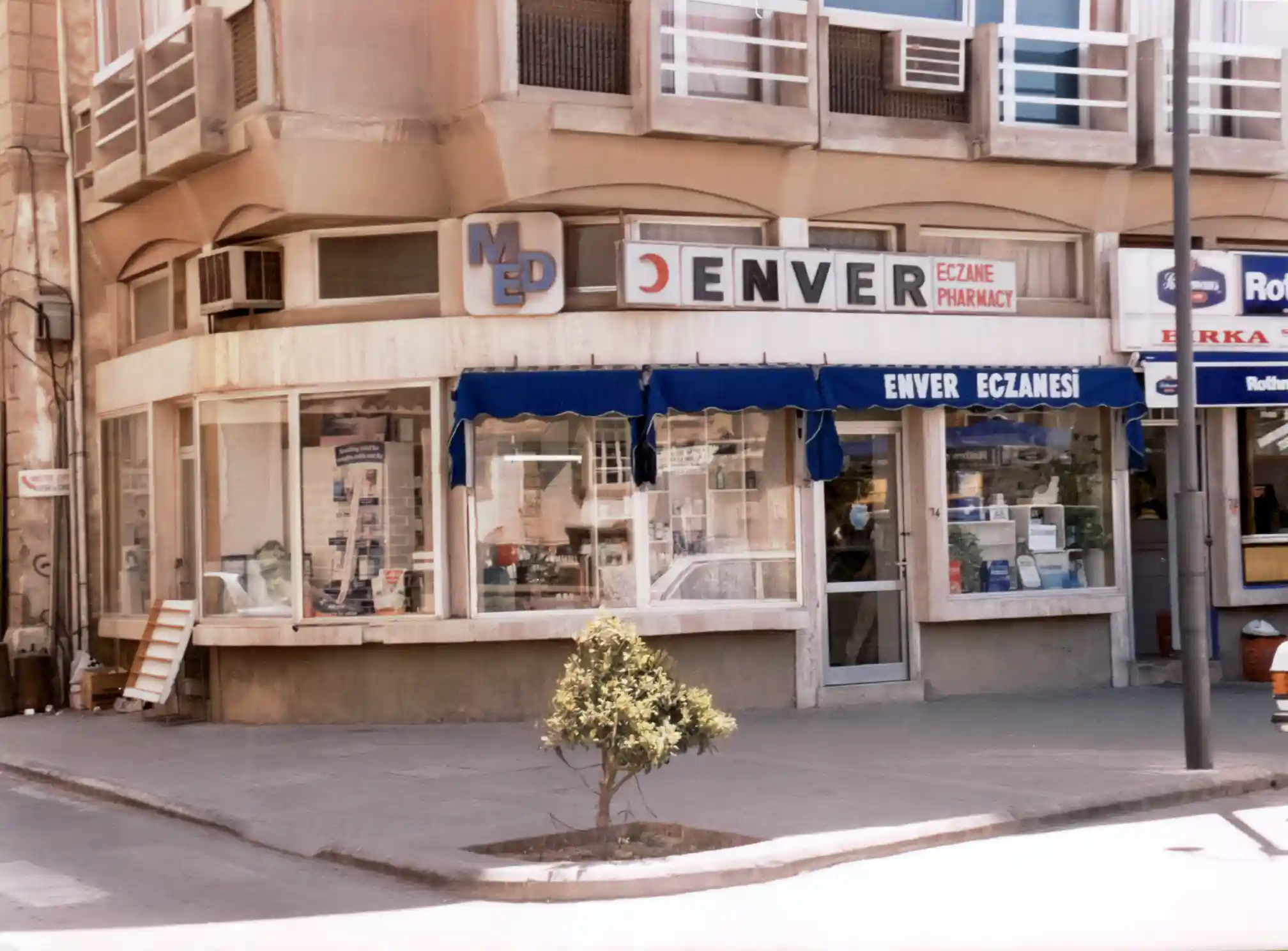 Enver Eczanesi Lefkoşa Sarayönü Şubesi'nin ilk zamanları